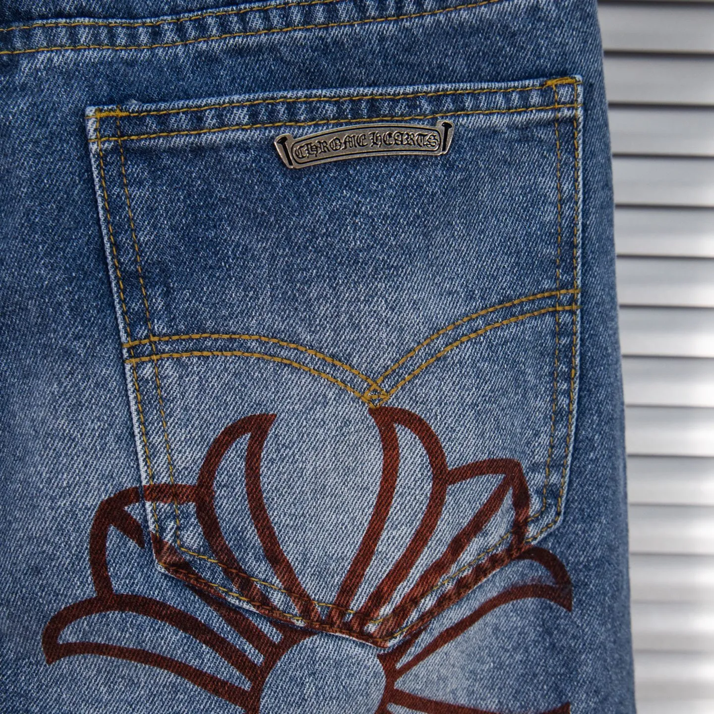 P260 Chrome Hearts washed graffiti blue cross couple jeans are a hot trend this season and are sought after by countless celebrities and fashionistas. The neat details of the cutting process add color to the playful fashion! The neat and meticulous design, and the well-fitting structure is unique. The upper body not only has outstanding recognition, but also looks younger and younger. A style with the ultimate wearing meaning and performance, gorgeous color matching, and the craftsmanship of this style is also extremely extraordinary. After the finished product is washed, it is disassembled and hand-made with sheepskin cross leather and then spliced ​​together to complete. The whole piece has too many craftsmanship to describe. It is decorated with patchwork cross flowers and high-waisted washed jeans! ! Absolutely high-end luxury product, a god-level single product, a super popular product, made by top heavy industry, a magic weapon that cannot be missed to hit the streets. Style number: 1834# Size: 28 30 32 34 Color: blue